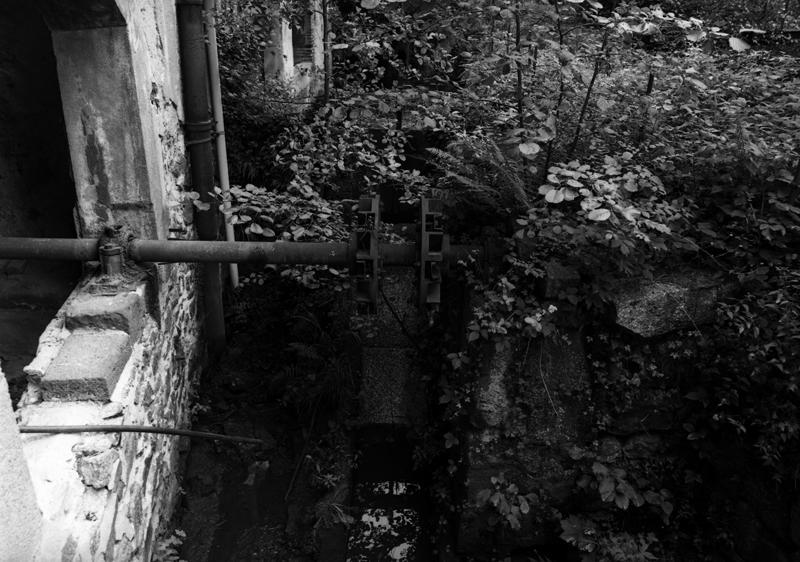 Bâtiment de l'ancienne papeterie : bief de dérivation et vestiges de la roue hydraulique.