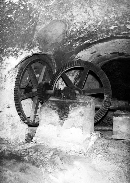 Bâtiment de l'ancienne papeterie (1er étage de soubassement) : engrenages de démultiplication accouplés à la roue hydraulique.