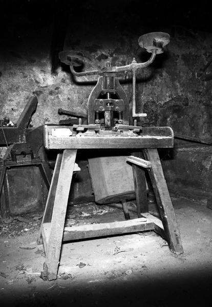 Bâtiment de l'ancienne papeterie (2ème étage de soubassement) : presse à vis à balancier.