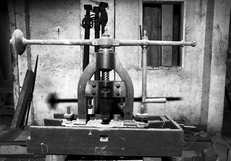 Bâtiment de l'ancienne papeterie (2ème étage de soubassement) : presse à vis à balancier.