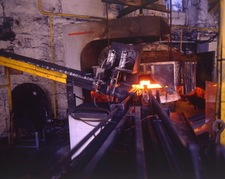 Four à sole tournante et machine à manipuler les lopins d'acier