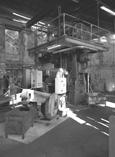 Machine à matricer : marteau-pilon à planche