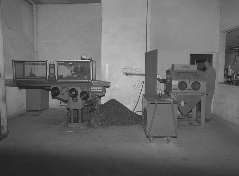 Atelier d'outillage : fraiseuse (à gauche) et sableuse