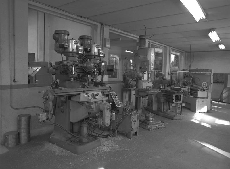 Atelier d'outillage avec, de gauche à droite : fraiseuse à copier, perceuse à colonne, étau-limeur, tour.