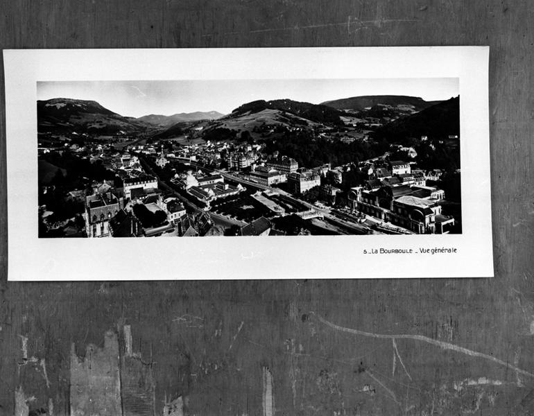 La Bourboule - Vue générale. [Vue de la ville depuis la Roche des Fées].