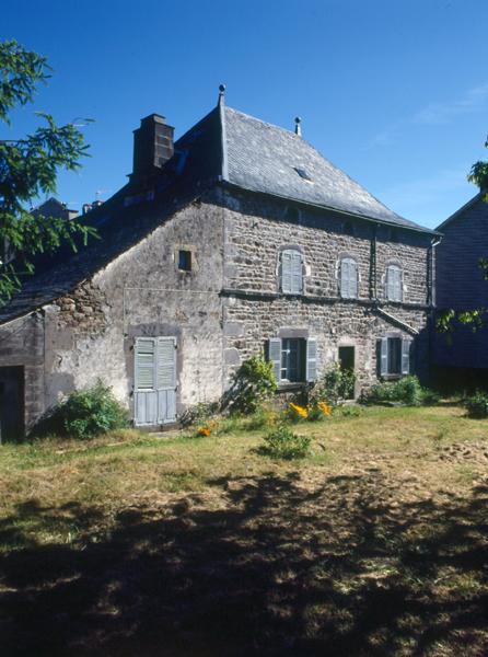 Vue générale de la façade sur rue. Le corps de bâtiment adossé abrite un la baie d'évier et l'escalier d'accès à la cave ainsi qu'un petit fenil.