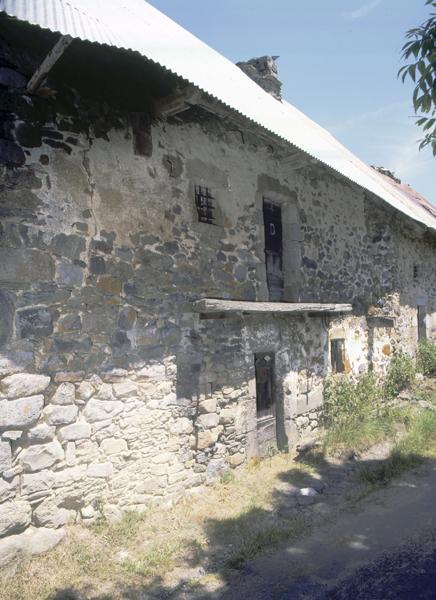 Vue générale de la façade principale de la maison. La reconstruction partielle du mur gouttereau se remarque dans le logis de droite.