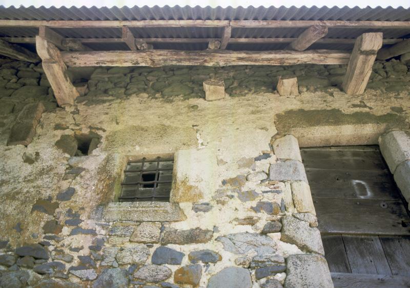 Vue de détail de la disposition de la charpente. Les poutres du plafond dépassent du mur gouttereau pour soutenir la pane inférieure de la charpente. La moulure décorative est un cas unique.