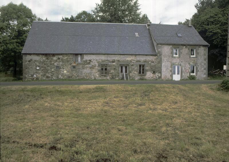 Vue générale de la façade principale. Un nouveau logis a été accolé à la maison-bloc, l'ancien étant transformé en étable.