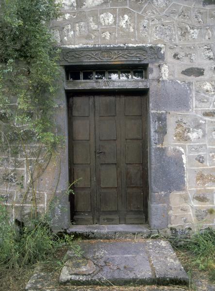 Détail du linteau de la porte du logis