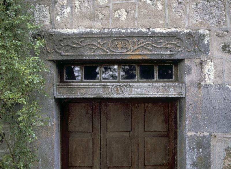 Détail du linteau de la porte du logis
