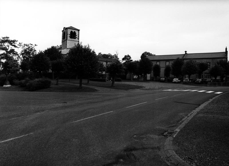 Vue générale de la place du chef-lieu de commune