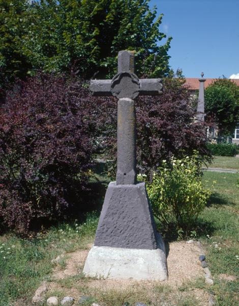 Vue de face de la croix sur la place principale du village