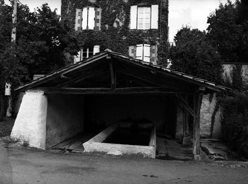 Lavoir portant la date 1875 sur la charpente Vue d'ensemble