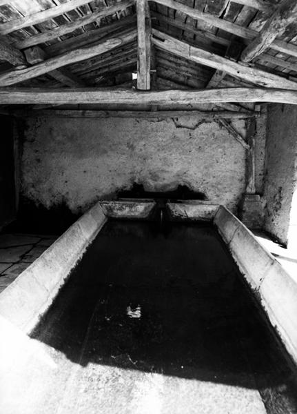 Lavoir portant la date 1875 sur la charpente Vue du bassin