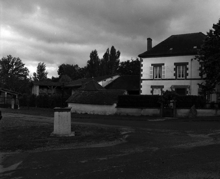 Vue d'ensemble de la ferme depuis la rue
