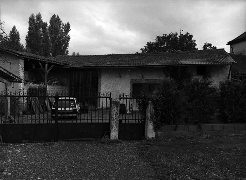 Vue générale de la grange-étable et du séchoir sur remise depuis la rue.