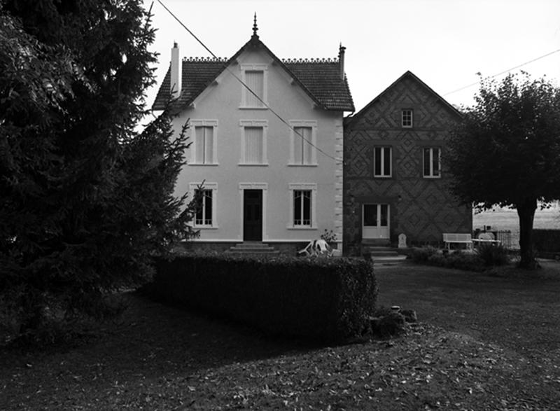 Vue de face du logis récent et du moulin