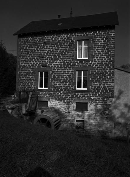 La façade sud du moulin et la roue à aubes