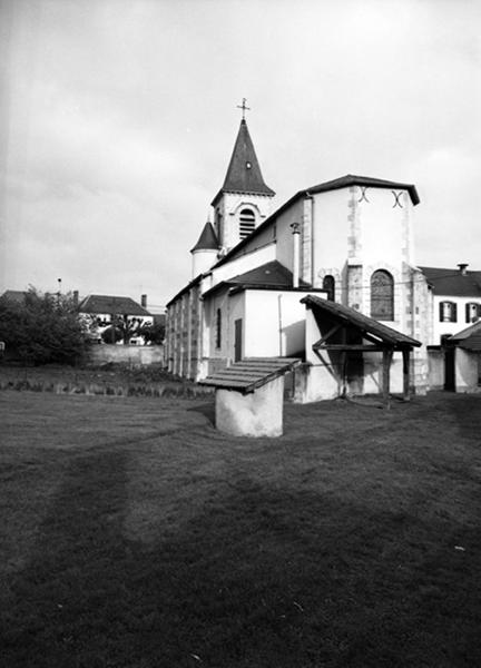 Vue de trois quarts : élévation sud et chevet