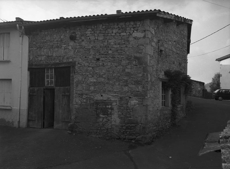 Vue d'ensemble de la grange dans laquelle se trouve l'atelier de fabrication.