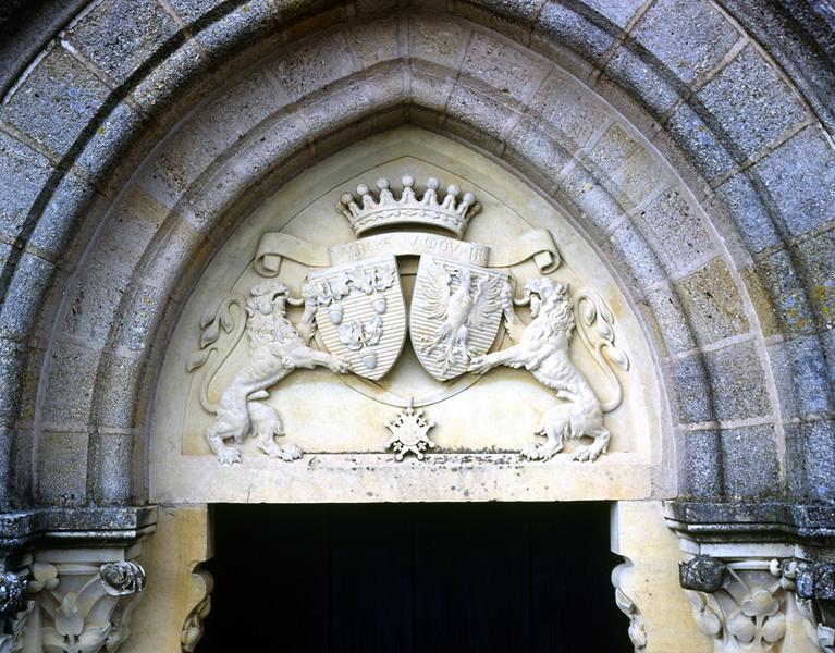 Vue de détail des blasons des familles Gaulmyn et Damoiseau au-dessus de la porte d'entrée.