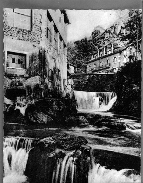 Vue d'ensemble de l'usine et de la chute d'eau alimentant le bief