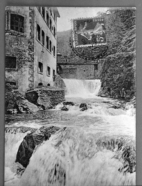 Vue d'ensemble de l'usine et de la chute d'eau alimentant le bief