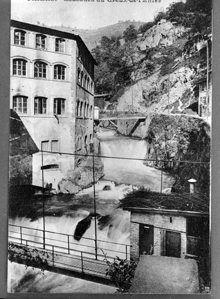 Vue d'ensemble de l'usine et de la chute d'eau alimentant le bief