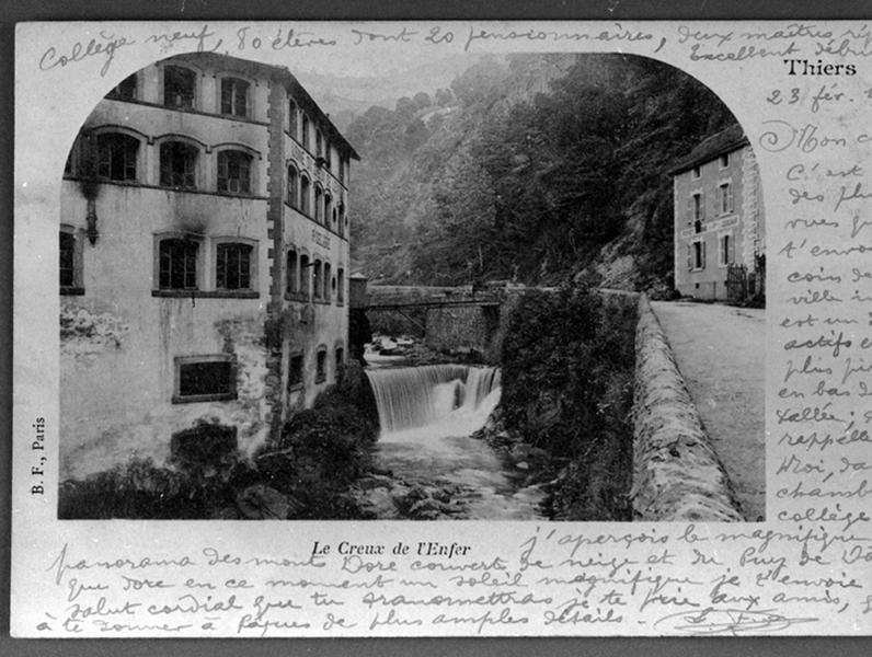 Vue d'ensemble de l'usine et de la chute d'eau alimentant le bief