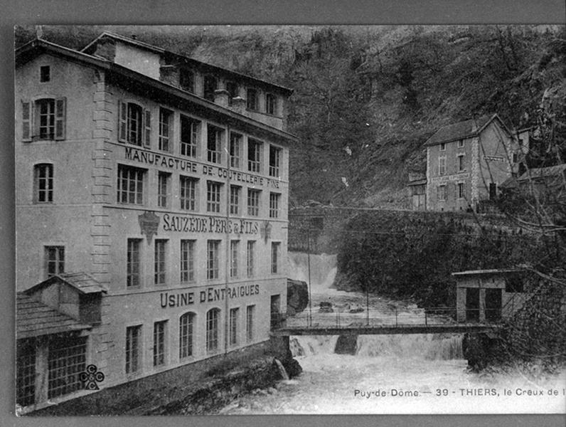 Façade de l'usine et passerelle d'accès