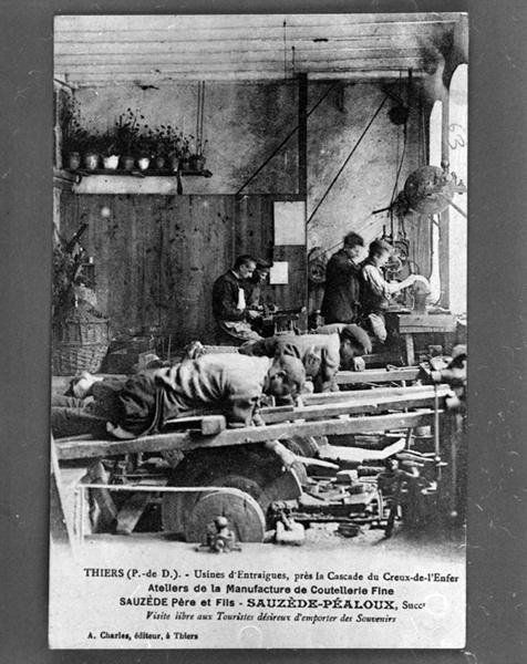 Atelier d'émouleurs au rez-de-chaussée de l'usine