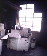 2 machines à meuler : machines à émoudre