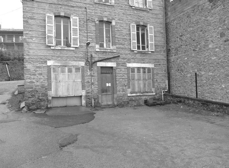 Façade arrière du bâtiment : les ateliers de chromage et de dorure sont à l'étage de soubassement, derrière les volets fermés.