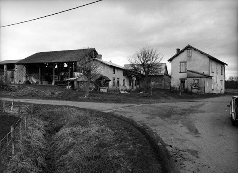 Vue d'ensemble de la ferme depuis la route