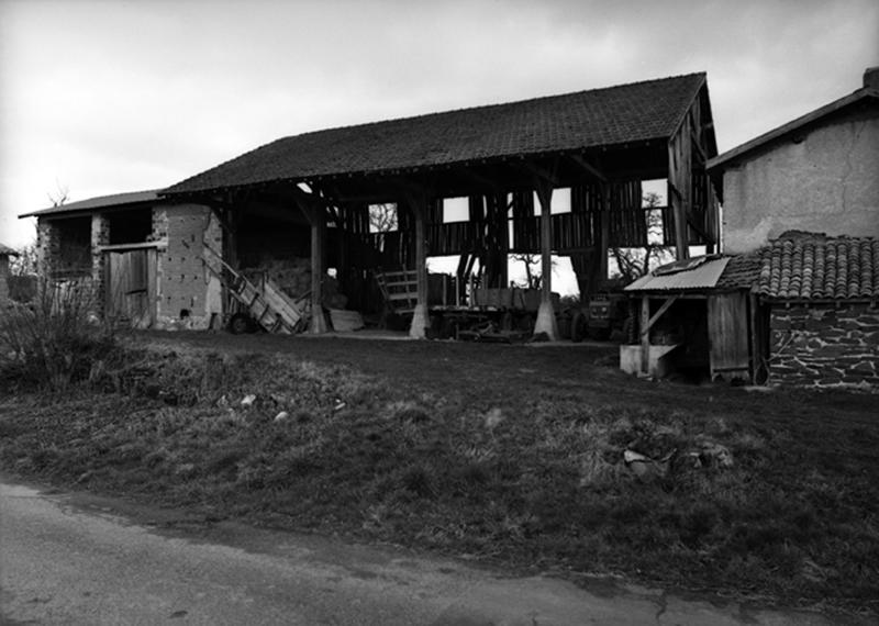 A l'arrière de la maison-bloc, une grange secondaire ou remise et le hangar.