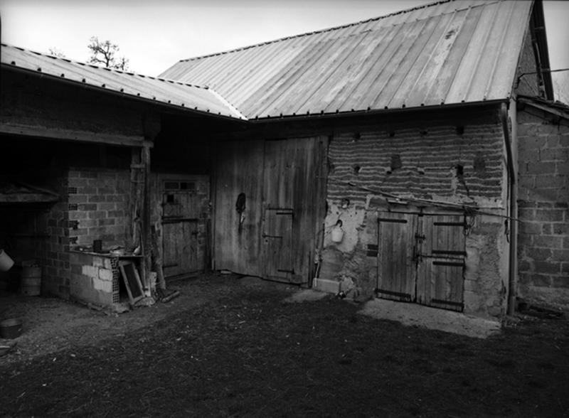 La grange-étable et à gauche l'encadrement de l'ancienne porte de grange.