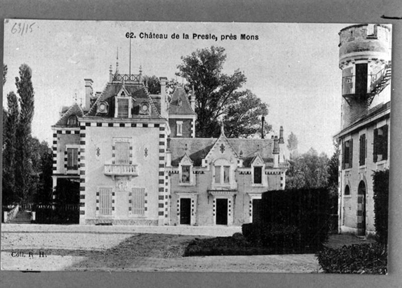 Vue de la façade principale de la villa et d'une partie des communs depuis le sud.