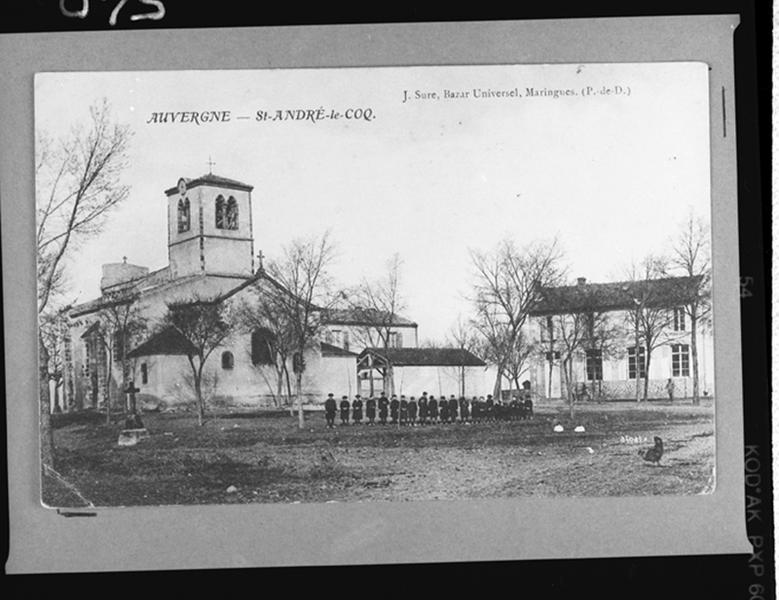 Vue générale de la place du village