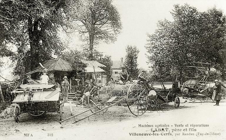 Vue d'une entreprise de vente de machines agricoles.