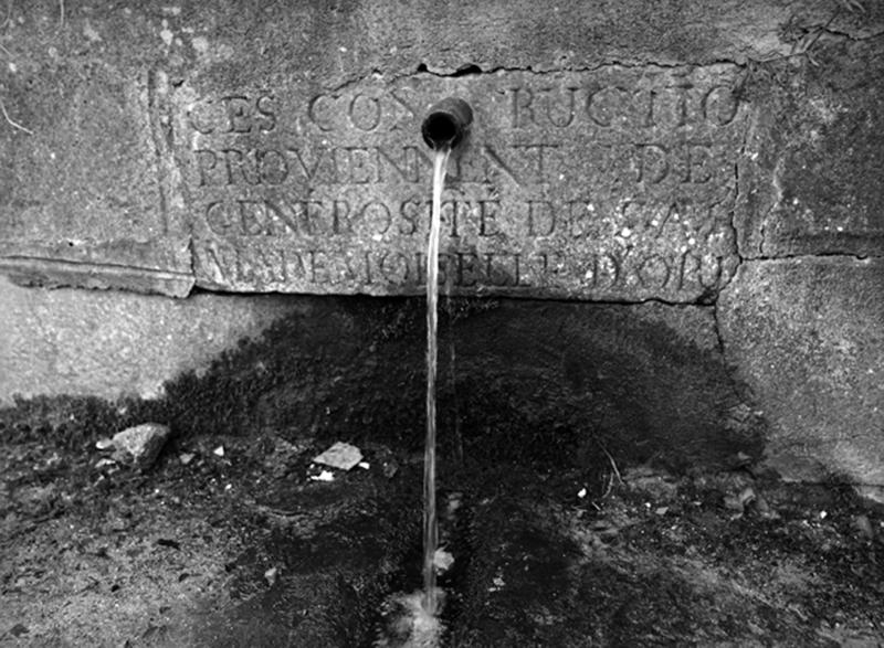 Lavoir édifié à la demande d'Adélaïde d'Orléans près du bourg de Randan, détail de l'inscription mentionnant le nom de la donatrice.