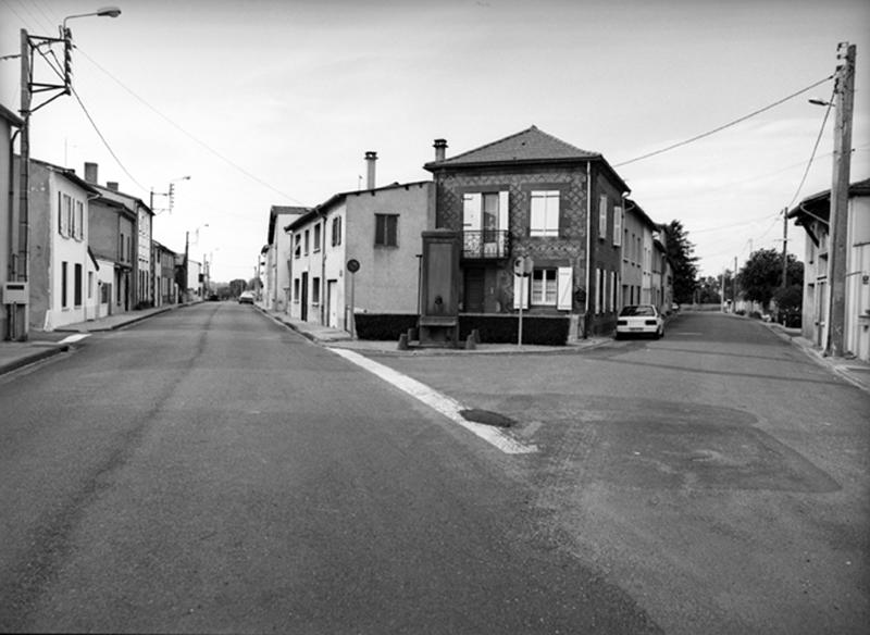 Chef-lieu de commune : avenue de la Libération et rue des croix de Jussat.