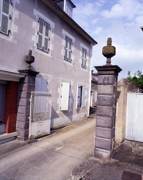 Le portail d'entrée et une des façades du logis