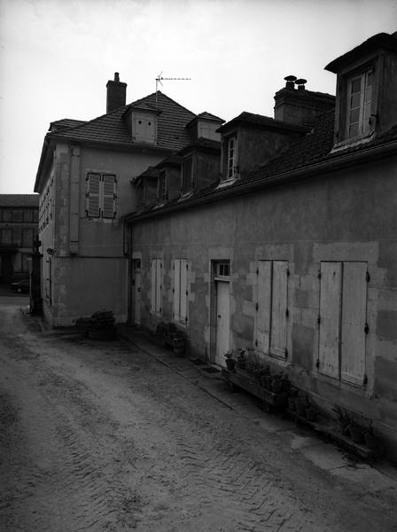 Vue depuis la cour du logis principal et des logements