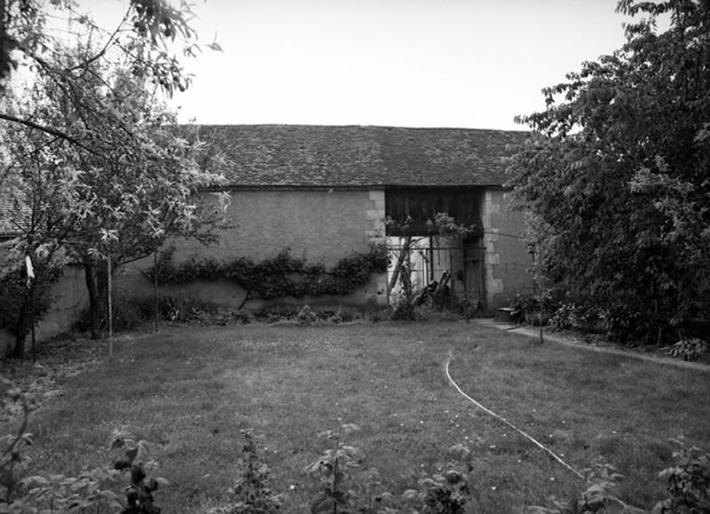 Vue des dépendances depuis le jardin