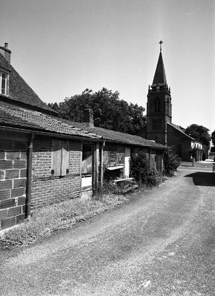 Vue d'ensemble : l'église paroissiale et des dépendances