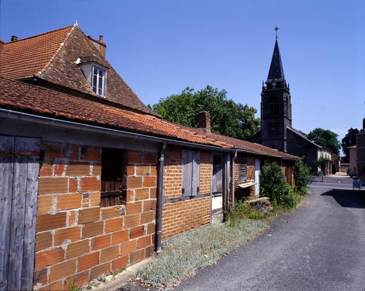 Vue d'ensemble : l'église paroissiale et des dépendances