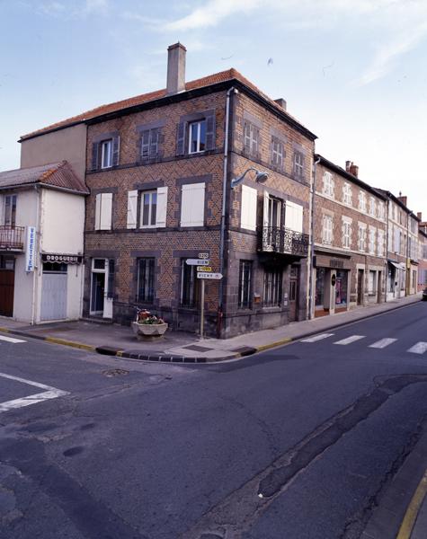 Chef-lieu de commune : angle des rues de Riom et du Commerce