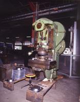 Machine à découper par poinçon : presse à excentrique