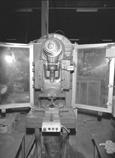 Machine à découper par poinçon et à former par cintrage : presse à excentrique